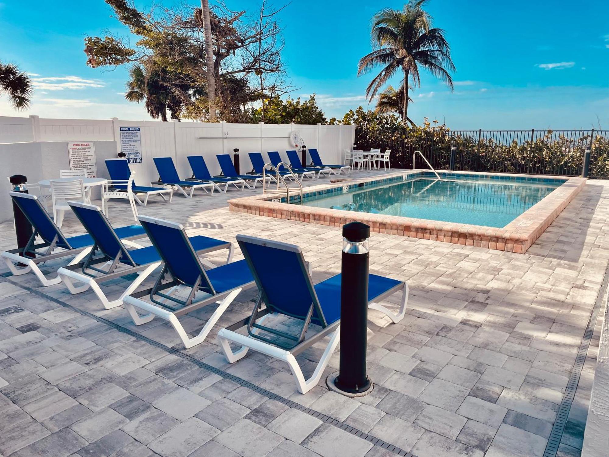 Beachfront Corner: Gulf Views, Pool, Walk Times Sq Villa Fort Myers Beach Exterior photo